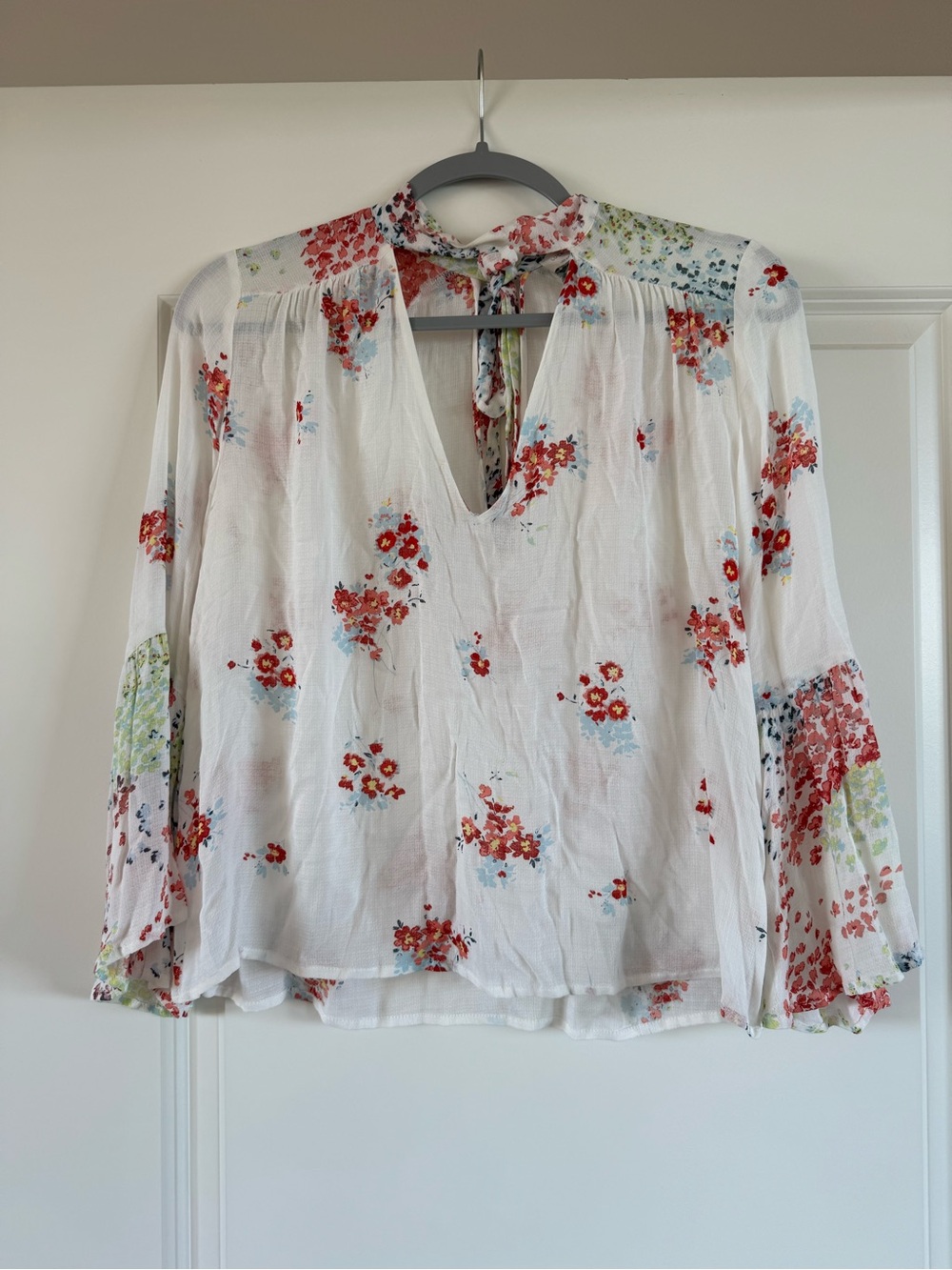 Lucky Brand White Floral Bell Sleeve Peasant Blouse with Tie Neck